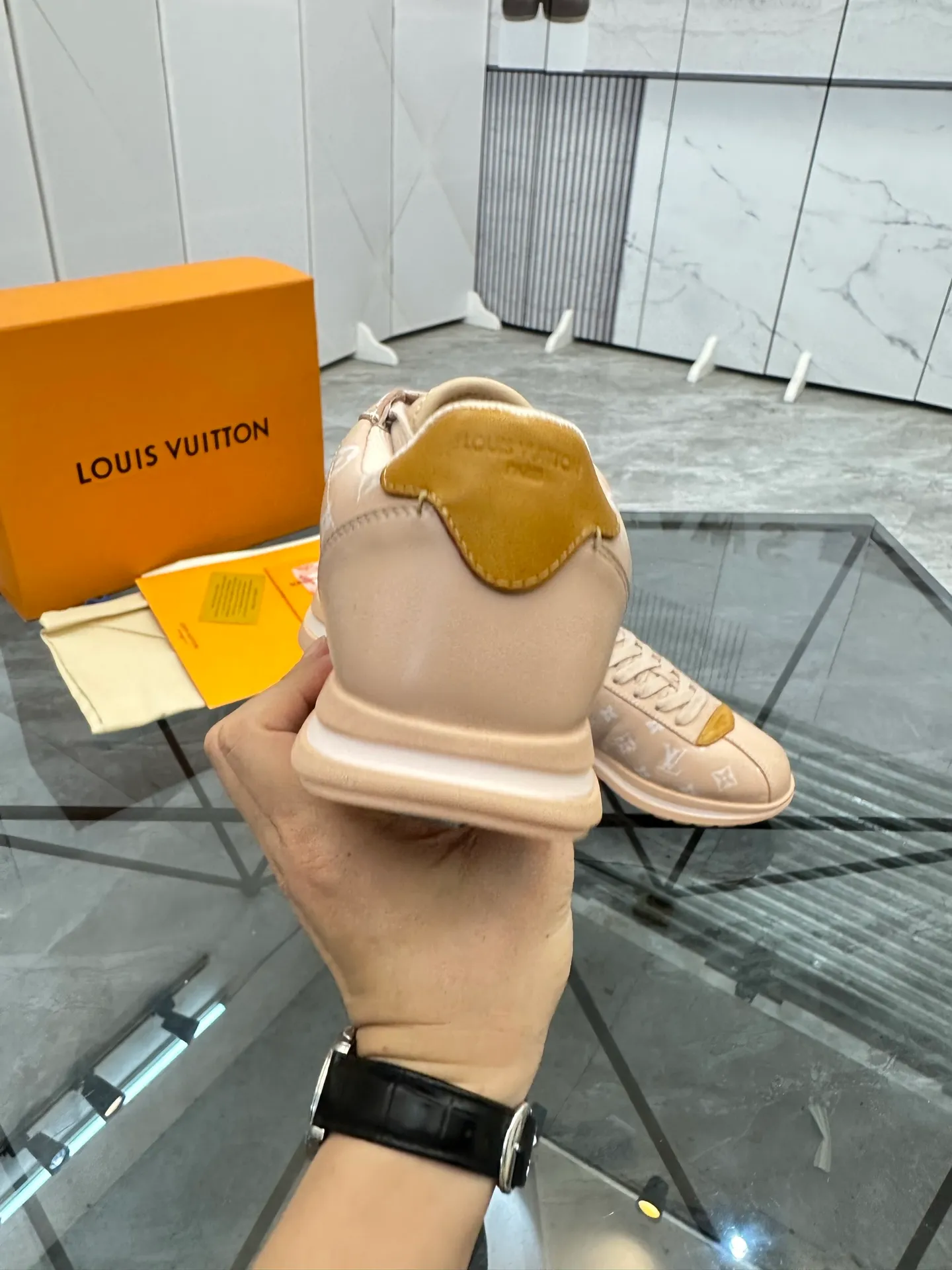 Men's shoes: 💰P700¥ Top quality Product trademark: LV* "Louis Vuitton*" low-top casual shoes Regular size: 35-45 (can be customized to 46) Couple style Product materials: Imported cowhide upper, breathable lining, original outsole. Number: two